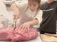 「料理スキル尊敬」「カッコ良すぎる」　辻希美、10キロのかたまり肉を処理する“スーパー主婦”ぶりに称賛の声