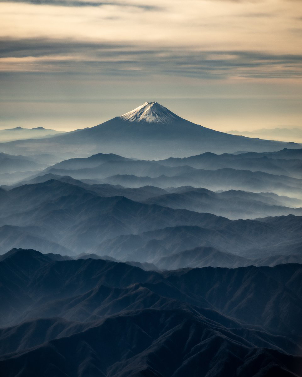 絵じゃないの 心が洗い正される 飛行機から撮った富士山 の写真が水墨画のような美しさ 1 2 ページ ねとらぼ