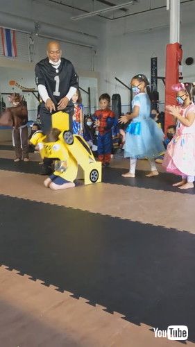 「Kiddo Shows off Homemade Custom-Designed Transformer Costume || ViralHog」