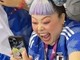 体重20キロ減の渡辺直美、日本代表ユニ姿でサッカーを現地観戦　「会場大興奮！　私たちもうるさいw」