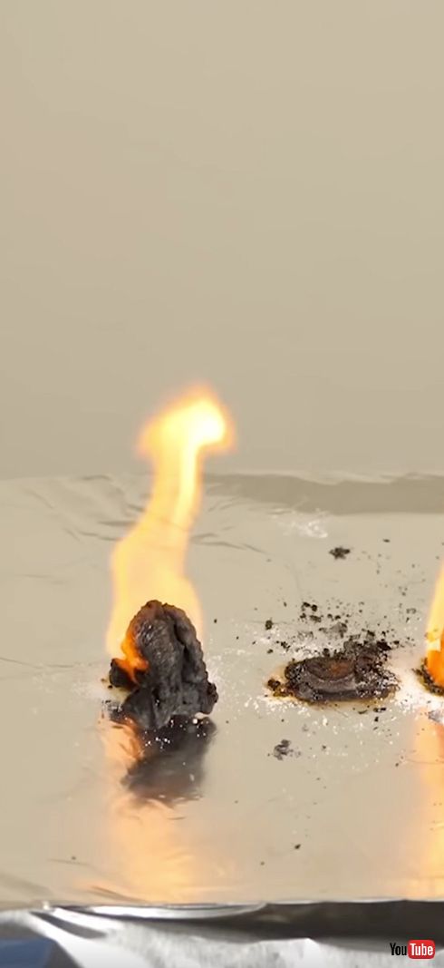 真っ黒に膨らむ様子はまるでヘビ玉！　重曹と砂糖に火を付ける実験がシンプルながら興味深い