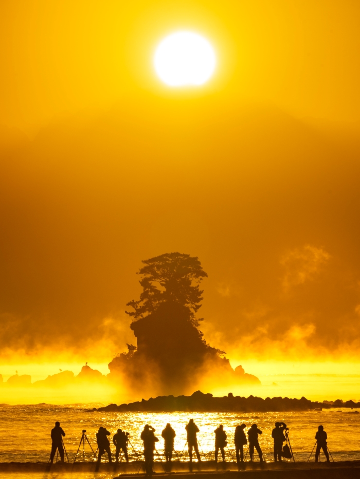 富山の本気が見せてくれた奇跡」 霧立ち込める富山湾の朝日が神々しい  