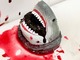 「『JAWS』の入浴剤、血がガチ過ぎて引くわ」　サメが吹き出す血色がリアルすぎる入浴剤が「エグい」「完璧すぎる」と衝撃与える