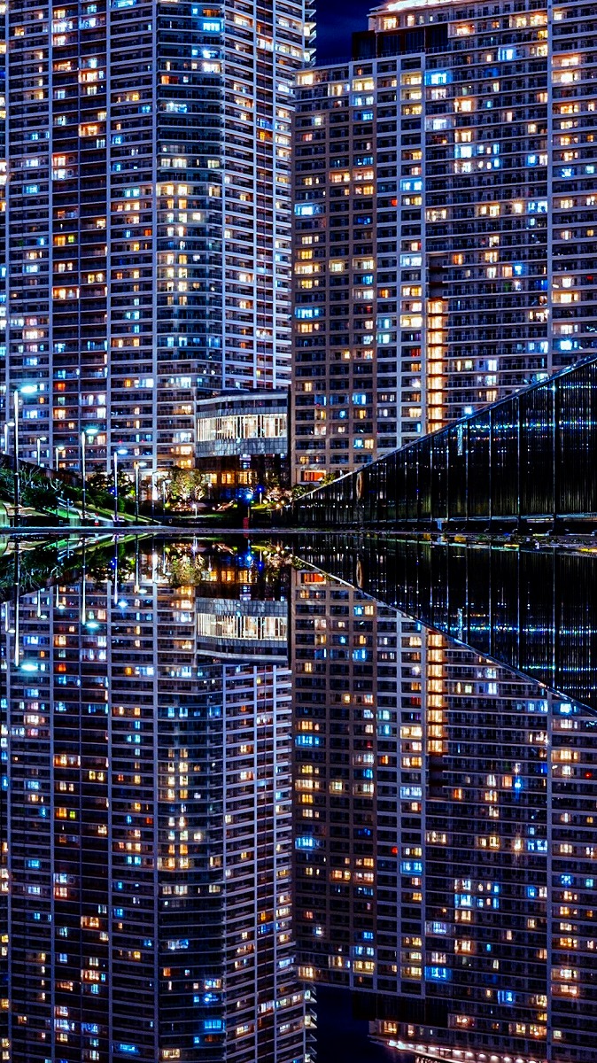 水面の反射をベストアングルで切り取った1枚 雨の日に本気出す東京の高層マンション の写真が幻想的すぎる 1 2 ページ ねとらぼ