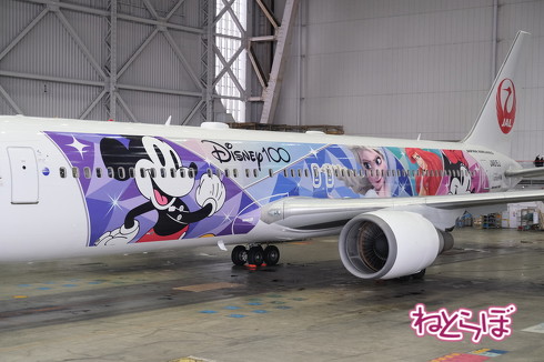 JALの「ディズニー創立100周年」特別塗装機が就航！ お披露目された