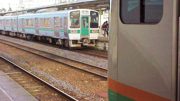 黒磯駅のE231系直流電車と719系交流電車（2002年撮影）