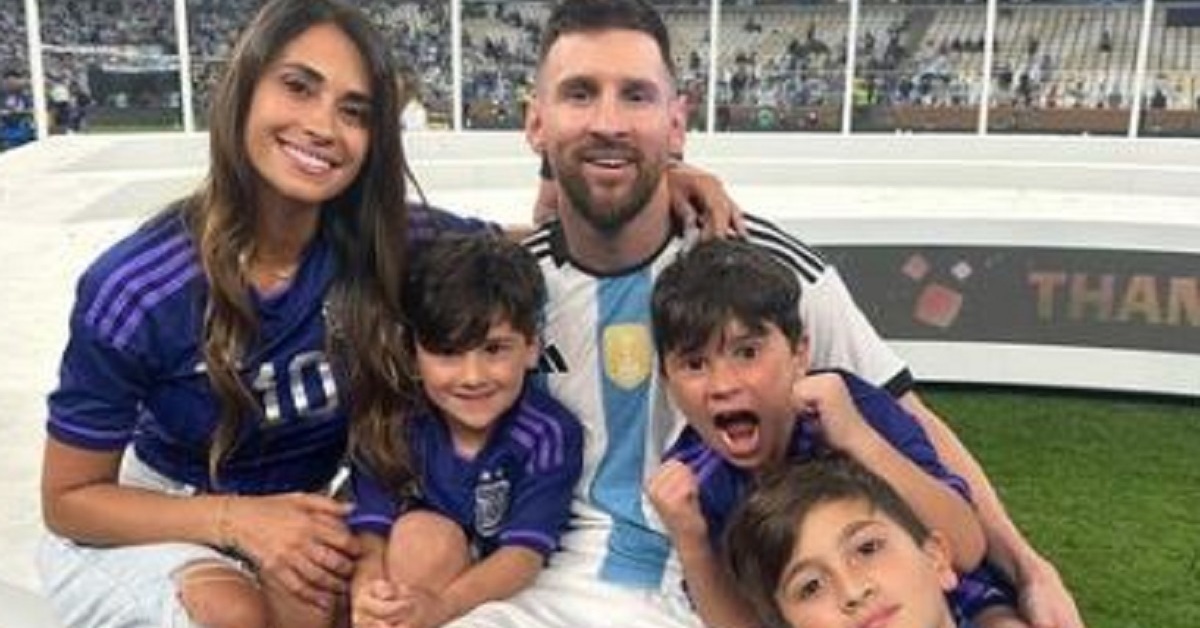 メッシの美人妻 アルゼンチンw杯優勝を子どもたちとの家族全員集合ショットで祝福 最後まで諦めないこと 戦うことを教えてくれてありがとう 1 2 ページ ねとらぼ