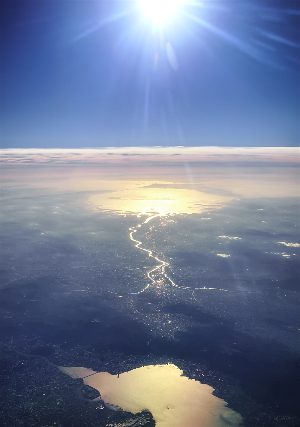 金色に輝く海と川を捉えた空撮写真が神々しい 琵琶湖から大阪湾へと注ぐ水の道 1 3 ページ ねとらぼ