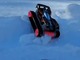 ミニ四駆が雪上を見事に走り抜く！　キャタピラー付きの改造車両がパワフルでかっこいい