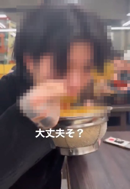 福岡県北九州市のうどんチェーン店「資さんうどん」で、利用客が共有のスプーンを使い、天かすを頬張る動画がSNS上で拡散していることを受け、運営元の資さんは本件について警察に相談していると2月1日に発表