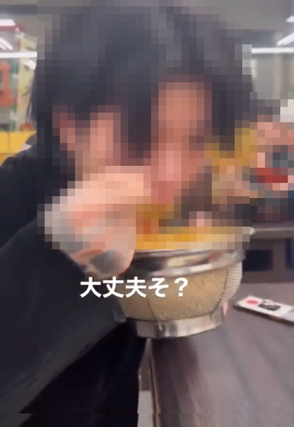 回転寿司チェーン店での迷惑行為の動画の拡散が相次ぐなか、新たに「スシロー」店舗で利用客が醤油さしから直飲みする動画が批判を集めています