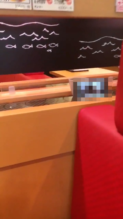 回転寿司チェーン「スシロー」店舗で、利用客がレーンにアダルトビデオとみられる映像を流したスマホを放置する動画が新たに拡散