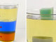 「液体の密度の違い」が分かる実験がまるで手品！　コップにいろいろなものを沈めてみると……？