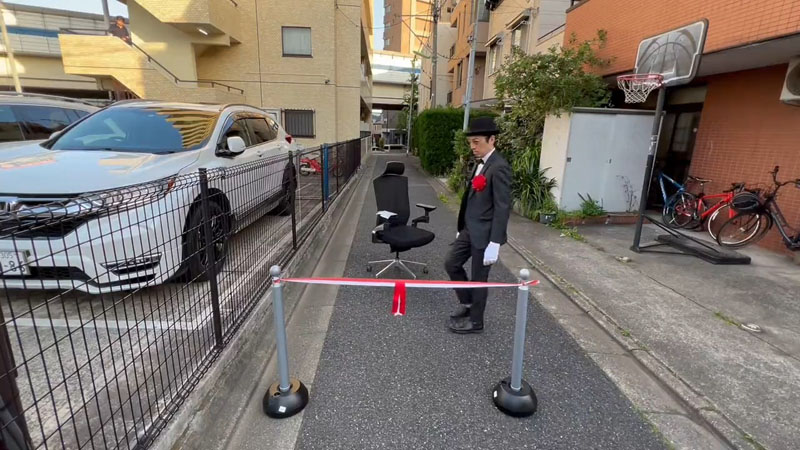 近くに捨ててあった椅子 （捨てられた椅子に座る人」が通算2000脚を  