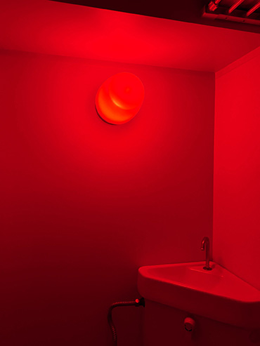トイレ 赤色電球 イタズラ