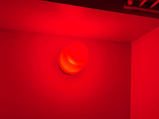 トイレ 赤色電球 イタズラ