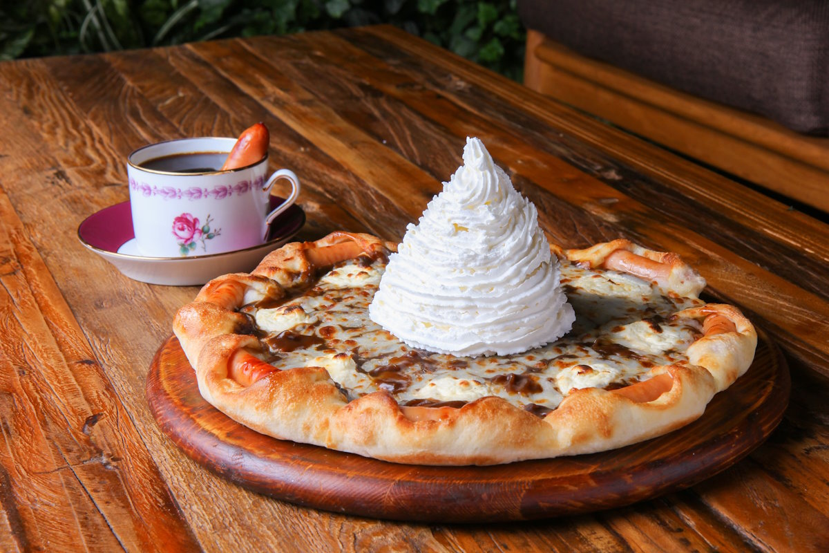 パイナップルピザどころじゃない「ウインナーコーヒーピザ」ピザハットから登場 ソーセージとクリーム入り (l_kontake1607966