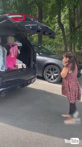 uFather Surprises Daughter With Her Favorite Singer's Concert Tickets - 1423517v