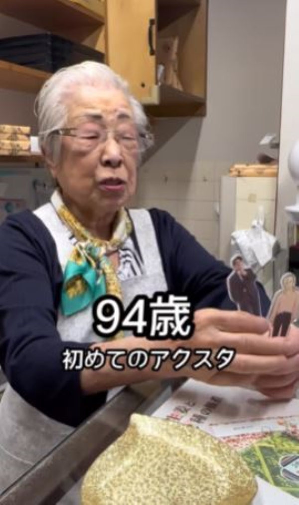 94歳のおばあちゃんに“推し“のアクスタをプレゼントしたら…… 大喜びで推し活にはげむ様子に「若さの秘訣」「かわいい」の声（1 2 ページ