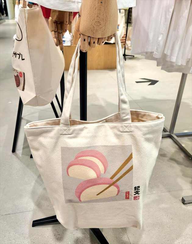 紀文×ユニクロの“かまぼこトートバッグ”が斬新なデザインで人気