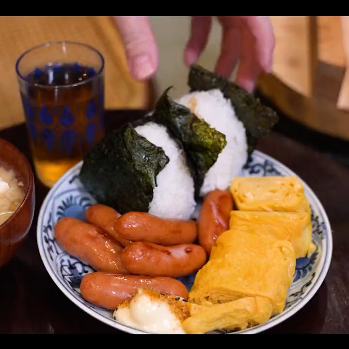 おにぎりとウィンナーと卵焼きと水筒に入れた麦茶