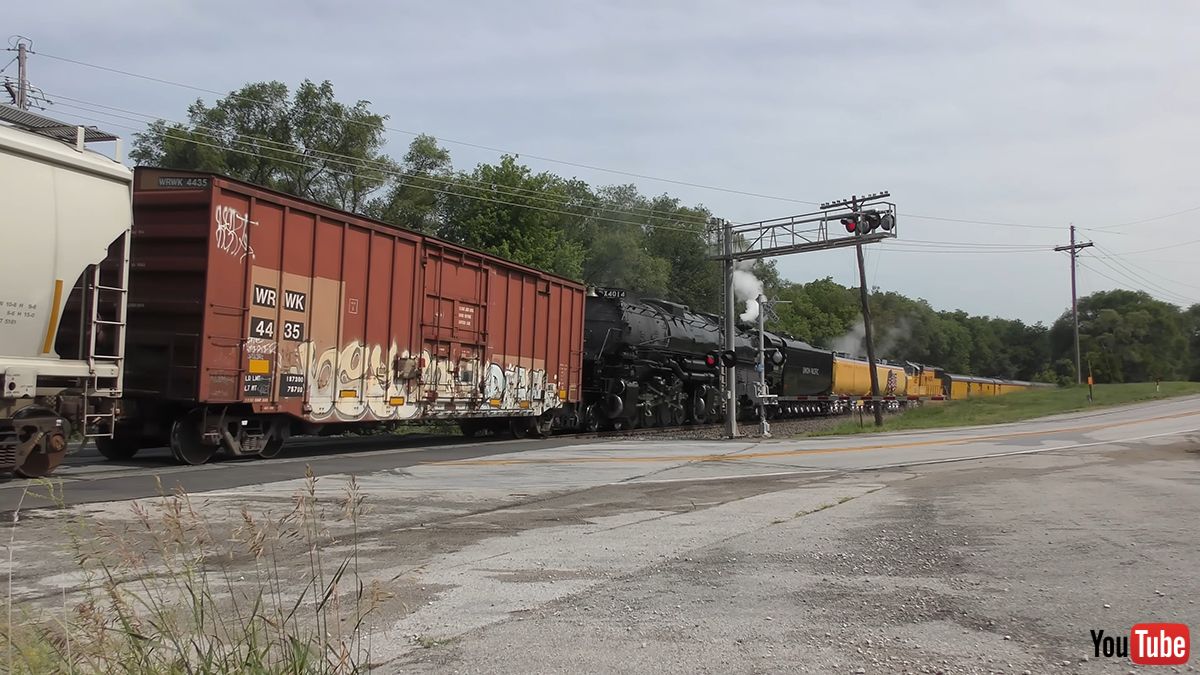 線路上で貨物列車が立ち往生→偶然近くにいた蒸気機関車が駆けつける 