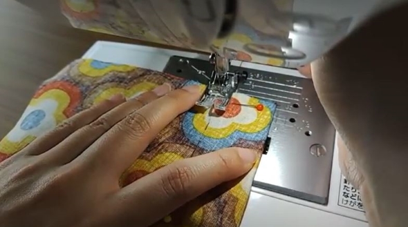 ミシンで縫う画像