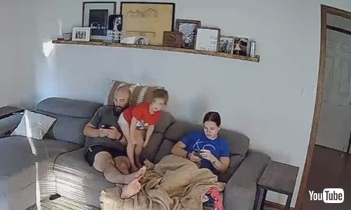 uLittle Girl Farts on Her Father's Face - 1437589v