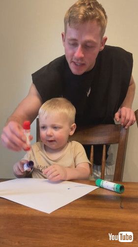 uDad Corrects Toddler as He Identifies Different Colored Crayons as Pink - 1432950v