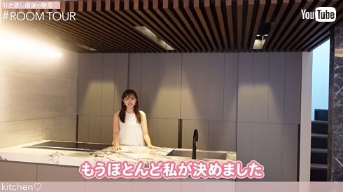 引き渡し直後の新居でキッチンを紹介する菊地亜美