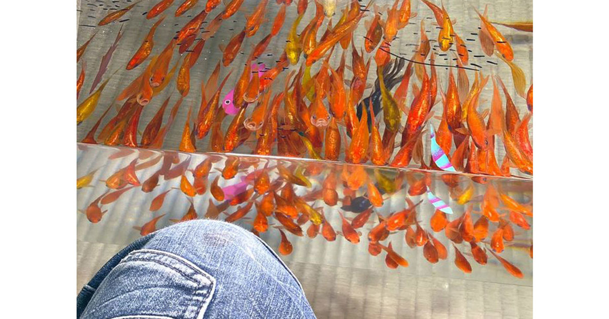 金色の背景に泳ぐ金魚と松の美しいアート作品。