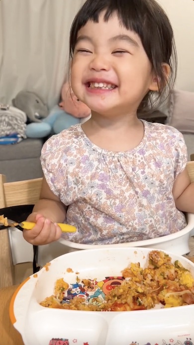 オムライスを食べて笑顔の女の子の写真