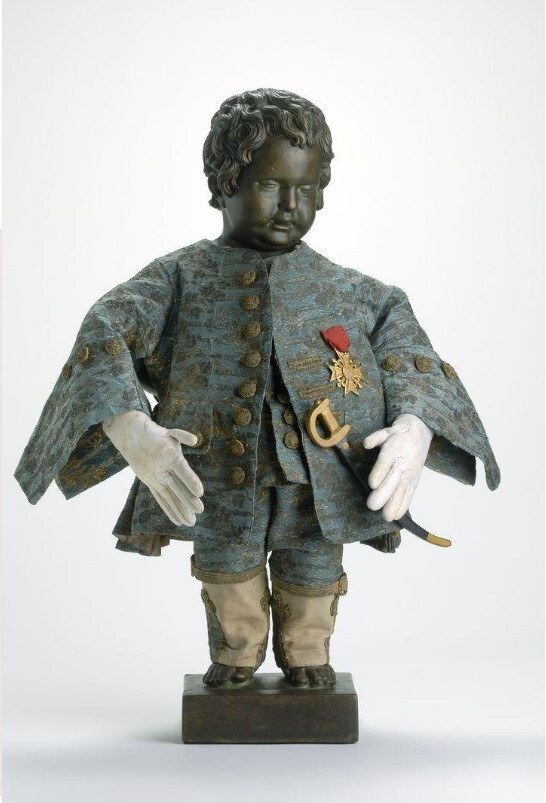 ルイ15世から贈られた衣装を着た小便小僧