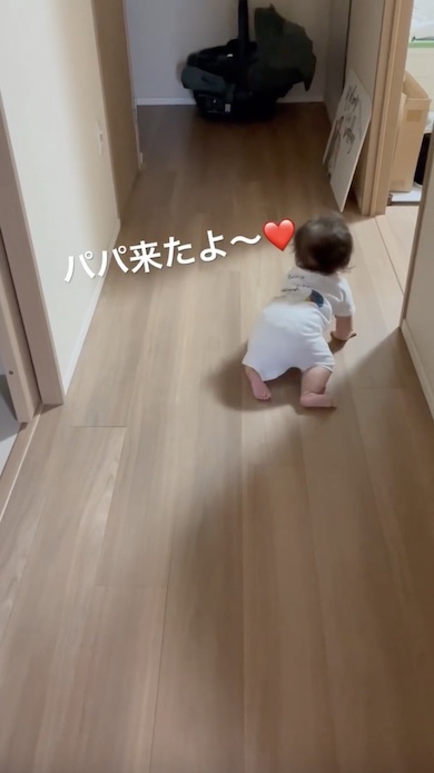 廊下をハイハイする赤ちゃんの写真