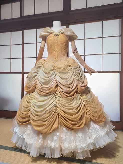 美女と野獣」の手作り衣装がすごい プリンセス「ベル」のドレスの完成
