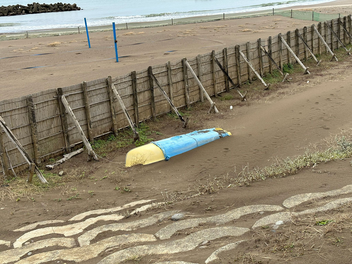 ふなっしーが新潟の海辺に漂着……？ あまりにもそっくりな黄色い船に14万超「いいね」（1 2 ページ） ねとらぼ