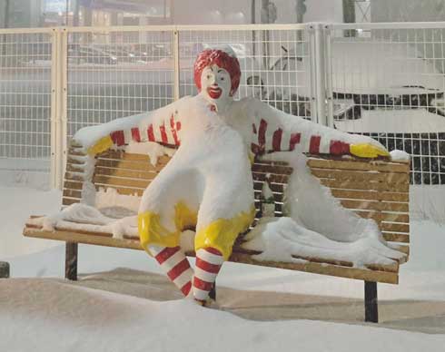 雪 積もった マクドナルド ドナルド 像 最北端の 40号稚内店 積雪 北海道