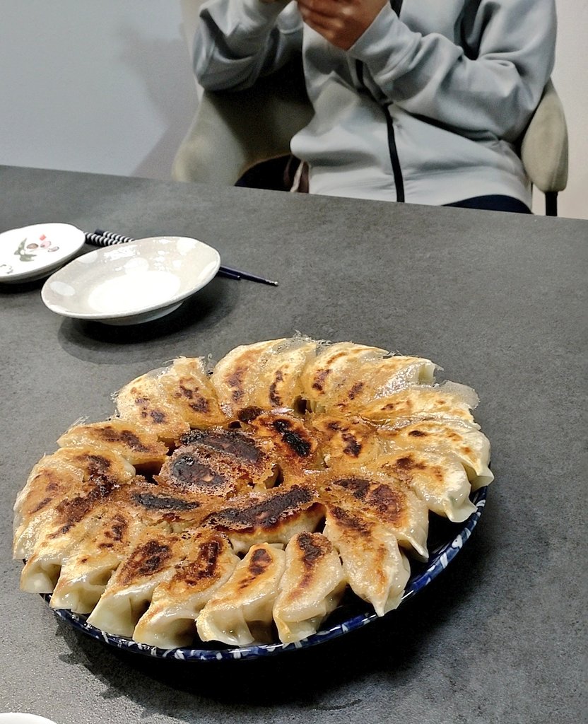 「餃子焼いてみ」スマホばかり見ている中1息子に任せた結果…… 予想外の展開に「かっこいい」「天才現る」の声（1/2 ページ） - ねとらぼ