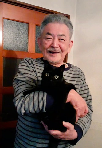 ボーダー柄の服着てるお父さん猫抱っこ