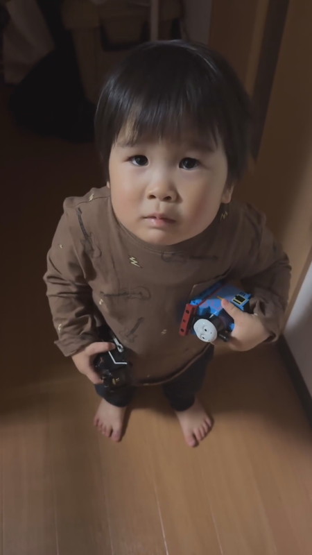 お風呂にいく2歳男の子、おもちゃを持っていきたいが…… パパとの会話の予想外な結末が「可愛すぎるよ」と185万再生 L