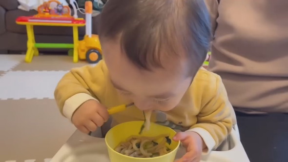 うどんを食べる1歳の男の子