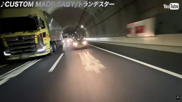 蘇生した愛車・マツダ「シャンテ」を運転するバッドボーイズ佐田正樹