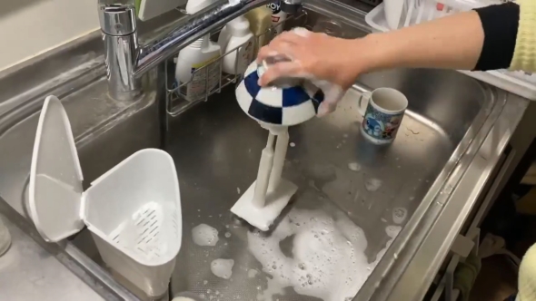 片手で皿洗いができる自助具