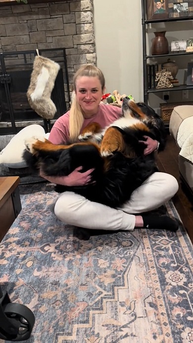 体重38キロ超えの飼い犬を人間の赤ちゃんのように抱っこしながらあやす光景