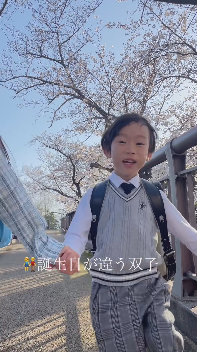 “誕生日が約1カ月違う双子”――超未熟児で生まれた2人が小学校入学を迎え…… 元気にランドセルを背負う姿に「もう小学生だなんて感動」と270万