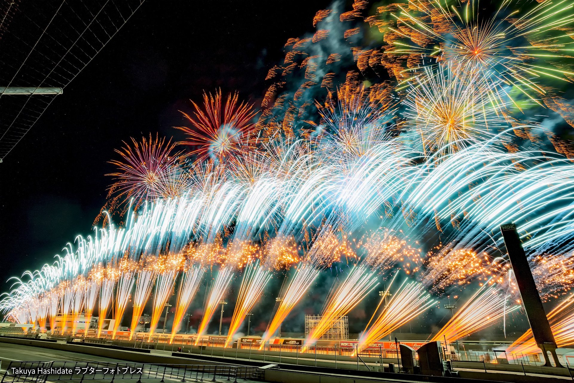 大迫力の花火を、サーキットの観覧席で座って楽しめる「モビリティリゾートもてぎ 花火の祭典」！ 自由席観覧券を10組にプレゼント - ねとらぼ