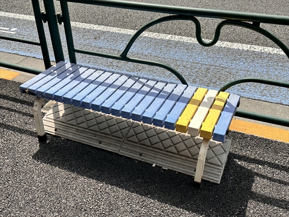 路上で見つけたプールのベンチ