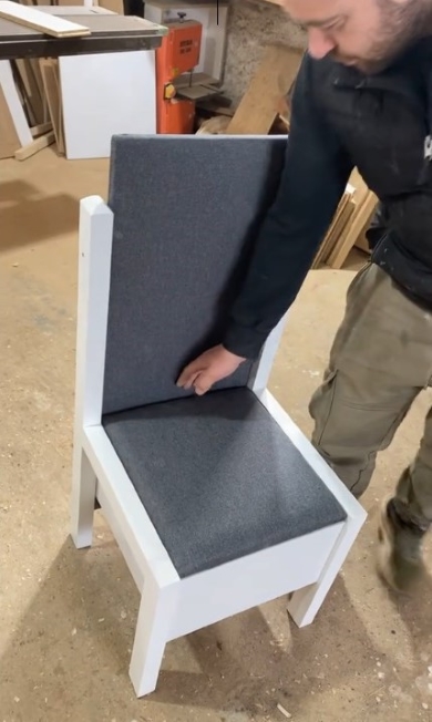 イスに手を伸ばす人