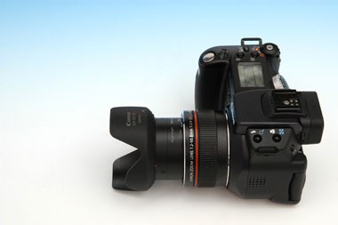 カメラ デジタルカメラ コンパクトなボディにLレンズ＆800万画素CCDを搭載――キヤノン 