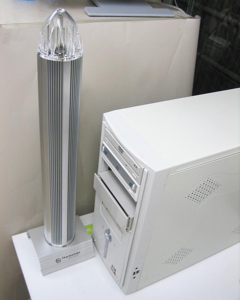 ファンレスリキッドクーリングシステム Rocket REV1 CL-W0011 噴水”機能に人気も上々──光るロケット型水冷キット「Rocket CL